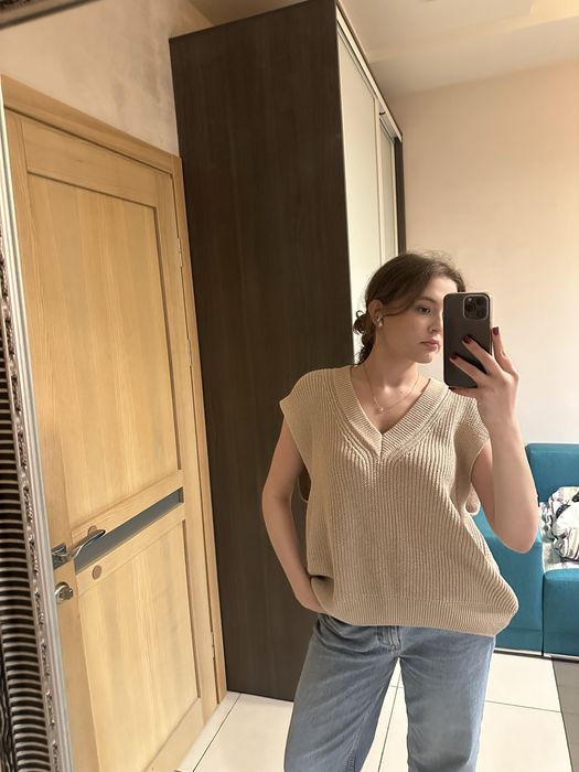 Вʼязана тепла жилетка