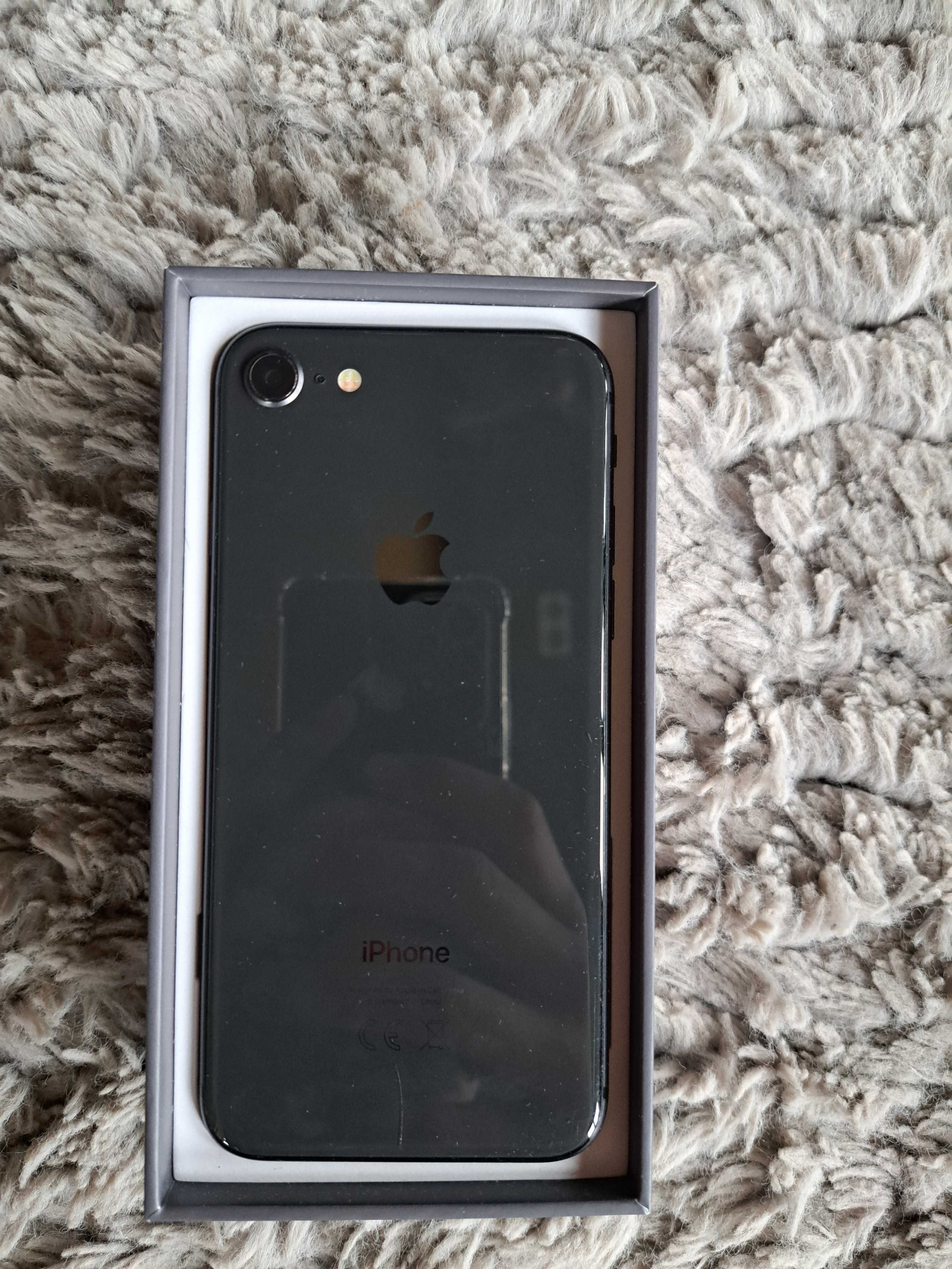 Iphone 8 64gb + sluchawki przewodowe + ładowarka