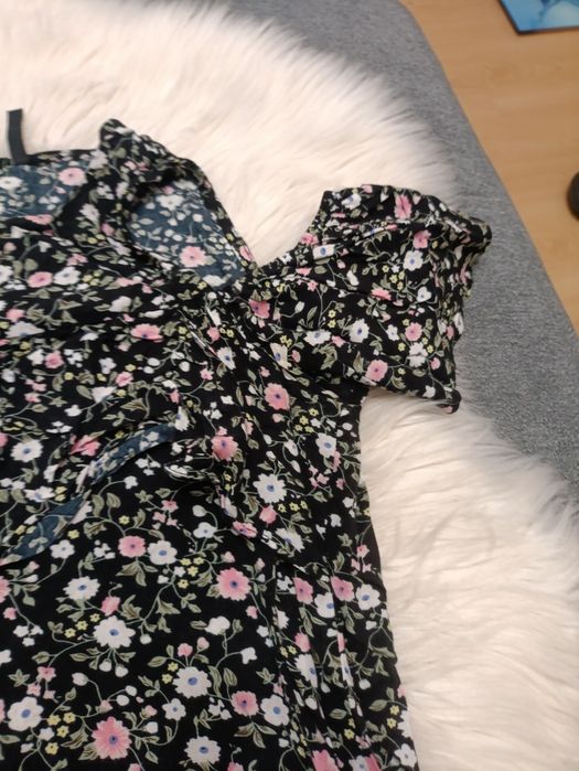 Elegancka bluzka czarna w kwiatki z odkrytymi ramionami house m