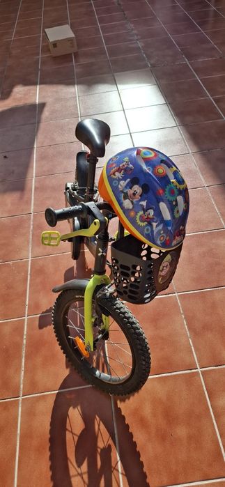 Bicicleta criança roda 16 Decathlon - oferta cesto frente e capacete