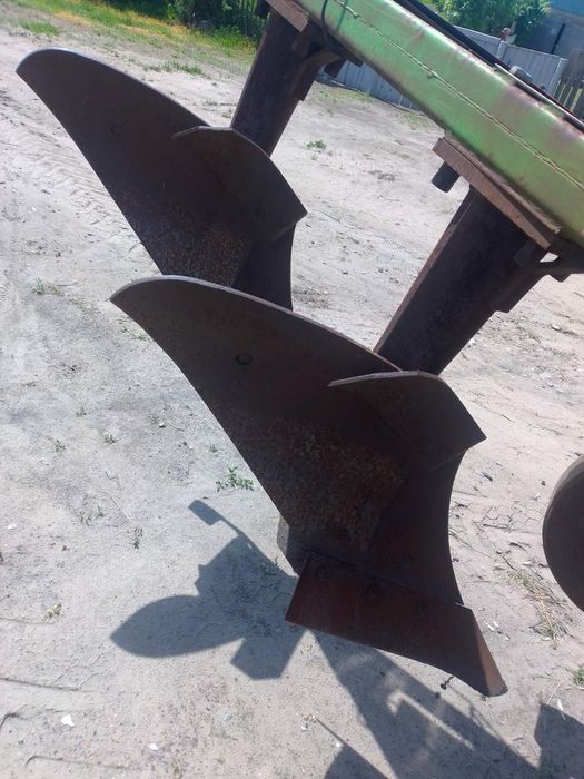 Продам плуг 3-х корпусний