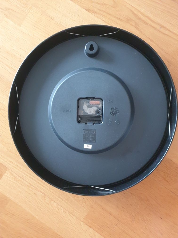 Sprzedam czarny duży zegar ścienny marki Ikea