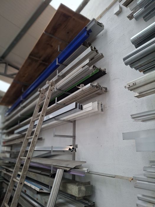 Diversos perfis de alumínio para reclames