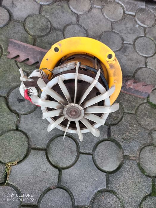 Silnk do kosiarki elektrycznej z nożem.