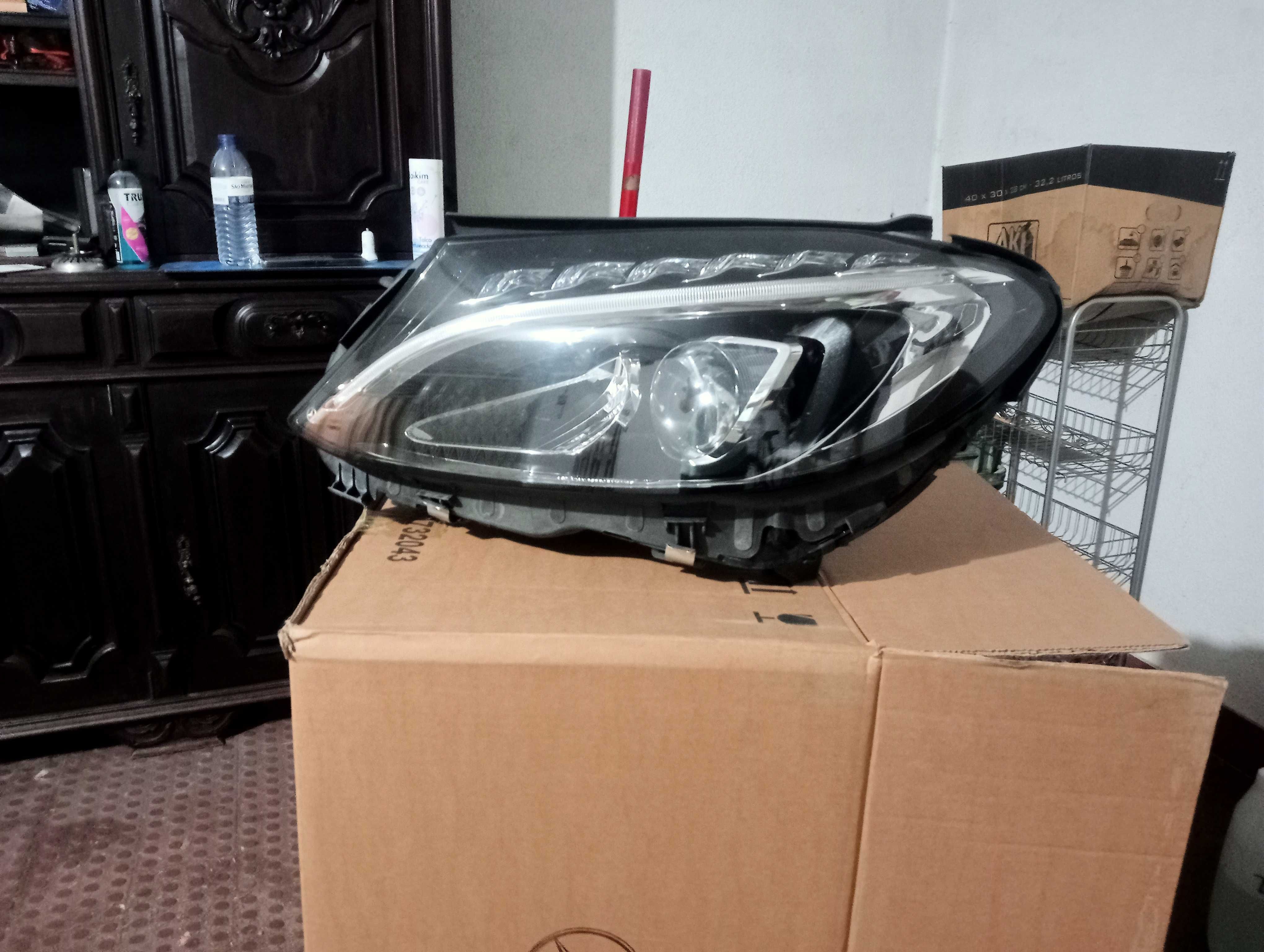 Farol  lado esquerdo Mercedes C  2015