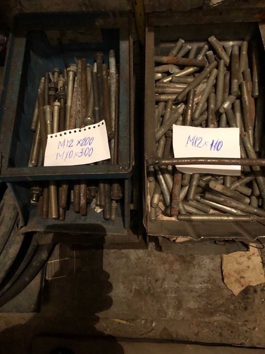 Болти, гайки, шпильки, шайби та інше, різні розміри.