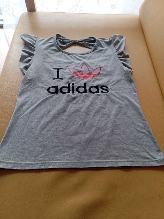 T-shirt Adidas com pequena abertura nas costas