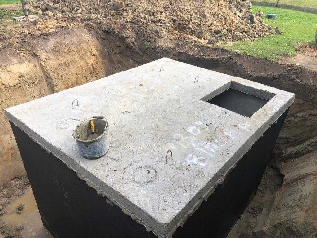 Piwniczka betonowa z prostym sufitem ziemianka spiżarka ogród Elbląg