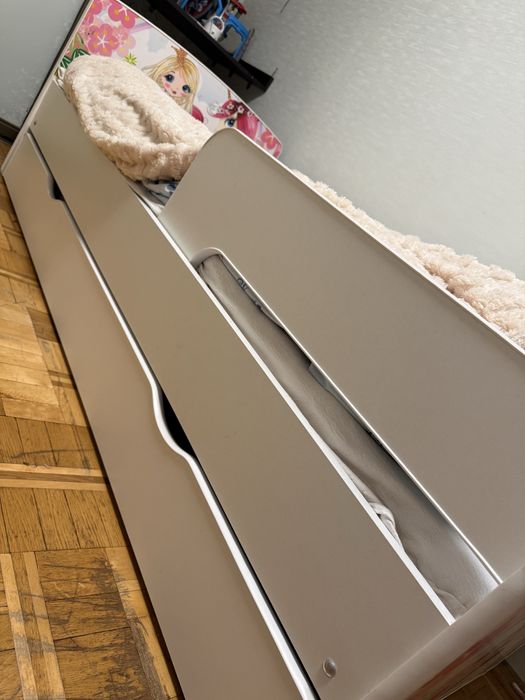 Ліжко та матрац для дівчинки