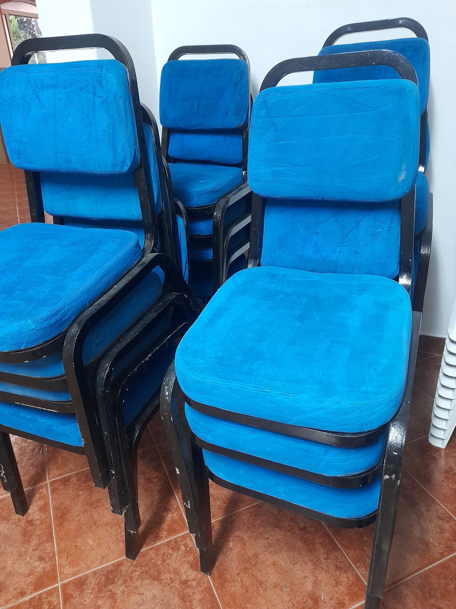 15 cadeiras azuis