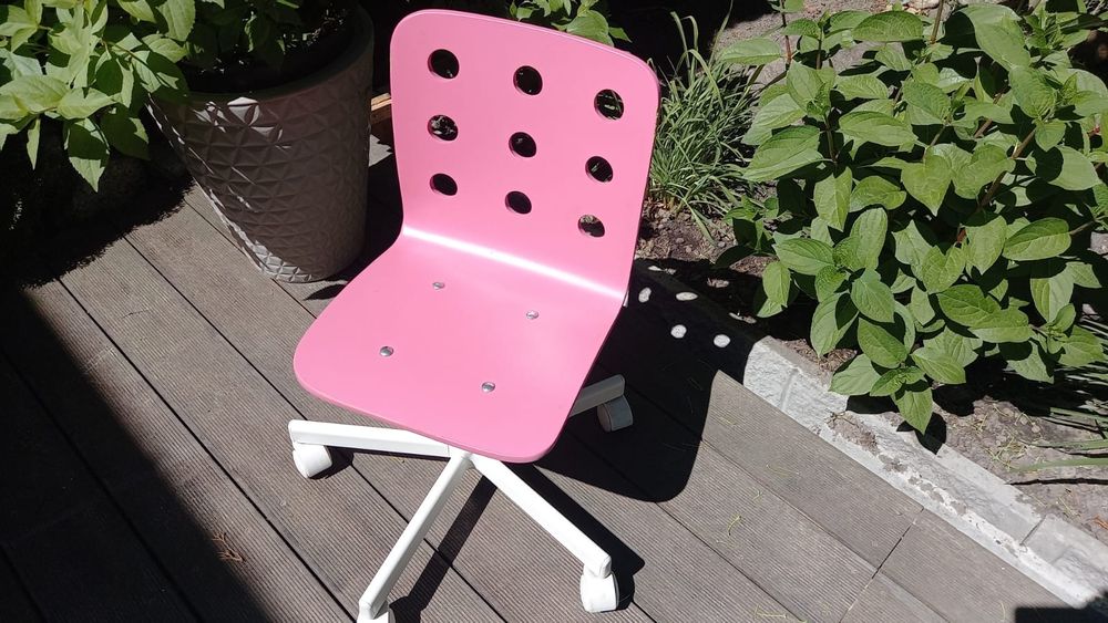 Różowe krzesło dziecięce IKEA obrotowe