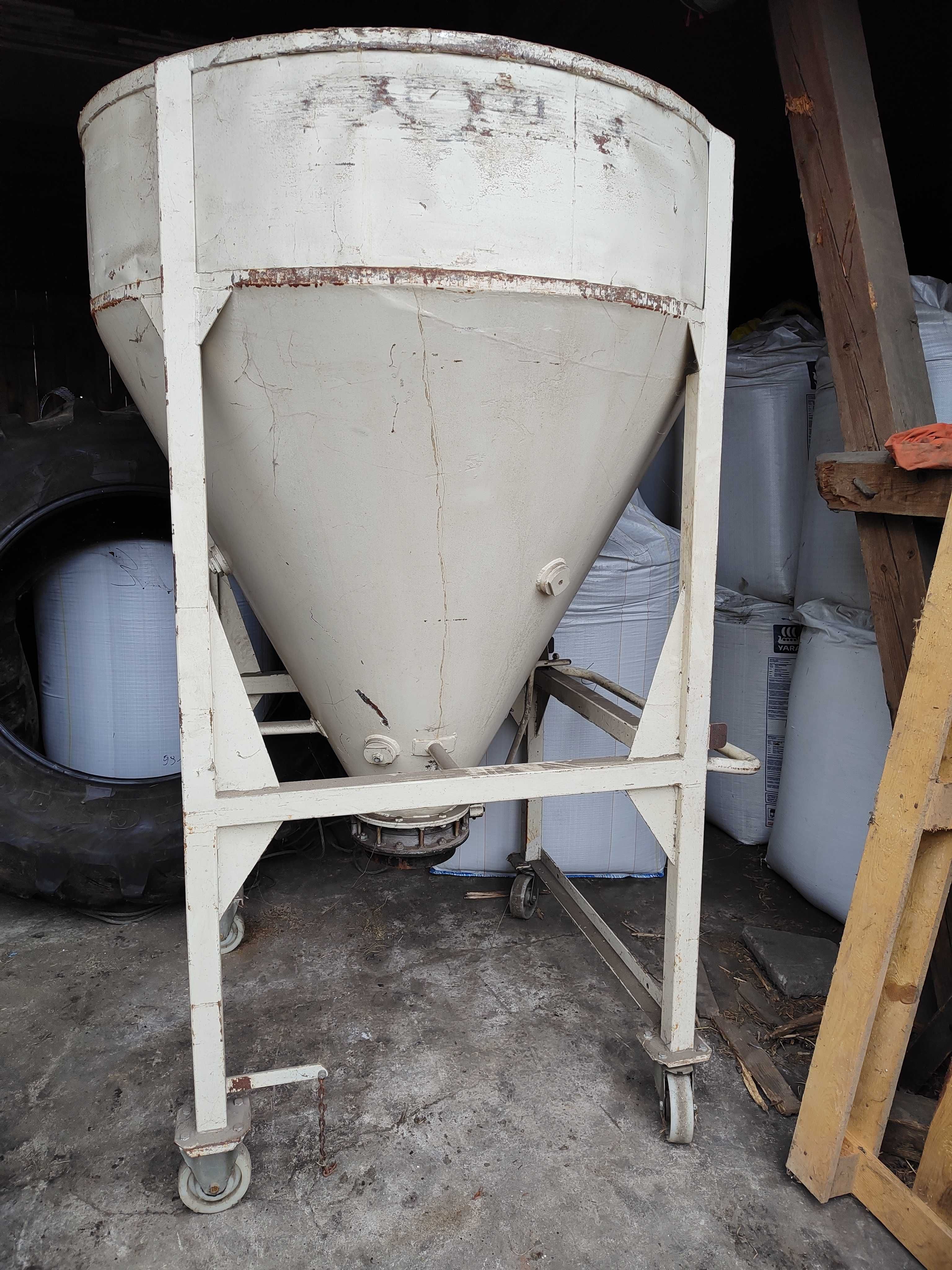 Silos na pasze, materiały sypkie. Mobilny na kołach