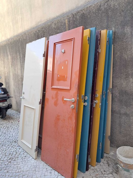 Vendo portas coloridas