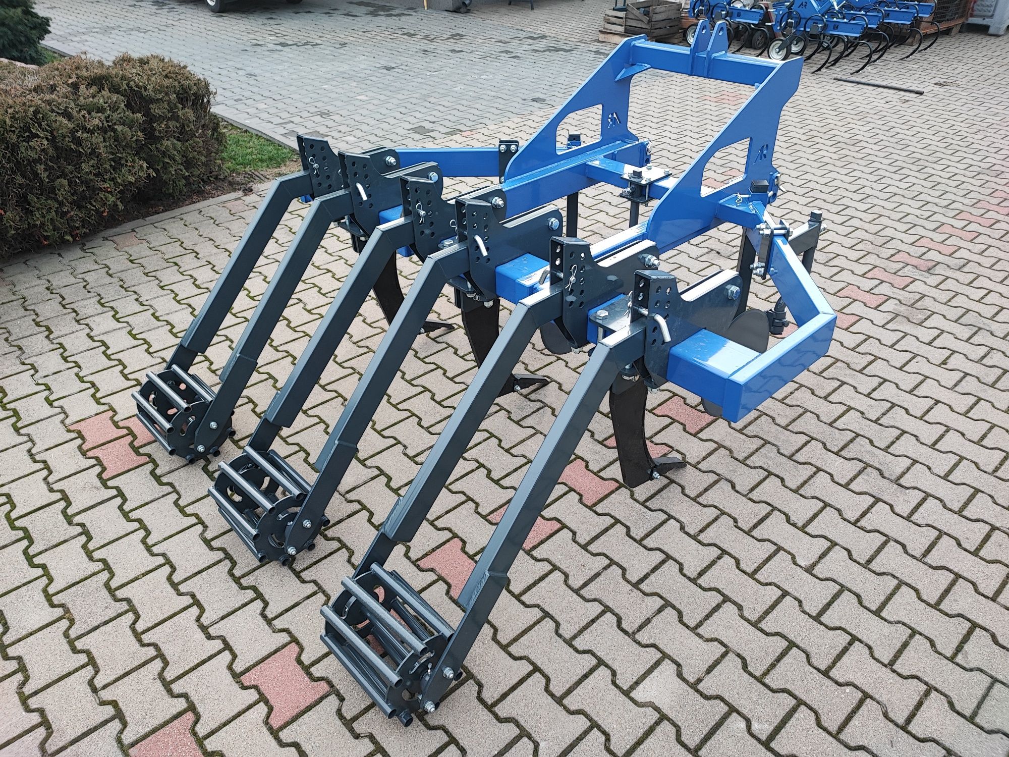 Głębosz do upraw międzyrzędzi, truskawek, warzyw GM200