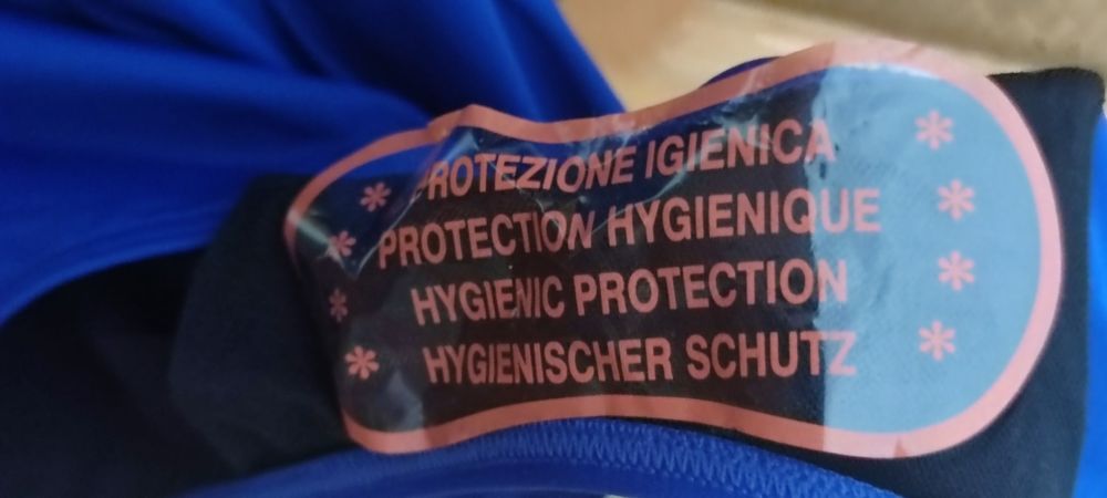 Kobaltowy strój kąpielowy