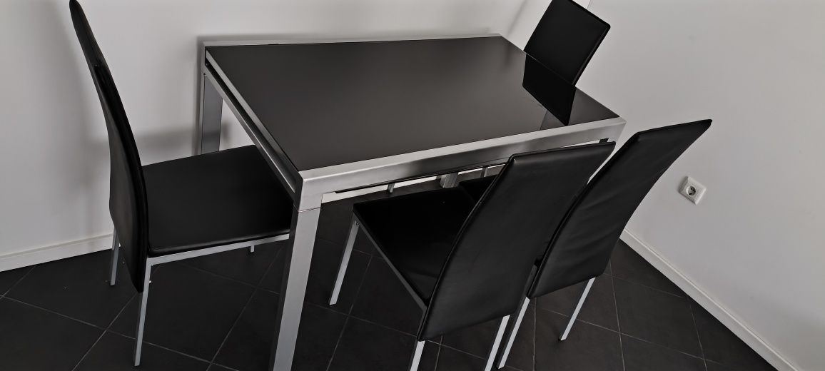 Mesa em vidro temperado extensível + 4 cadeiras