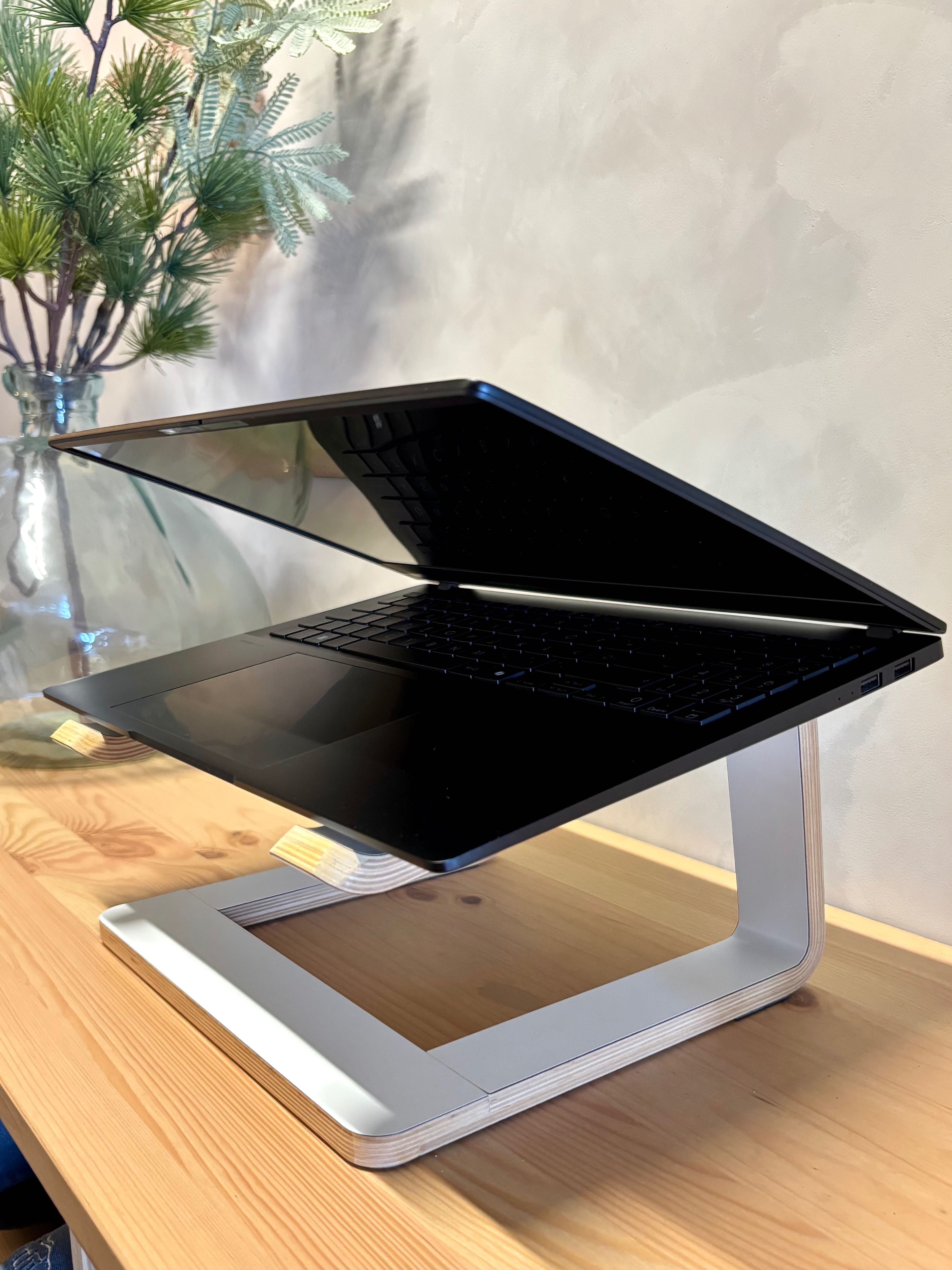 Portátil com ecrã OLED e preparado para IA