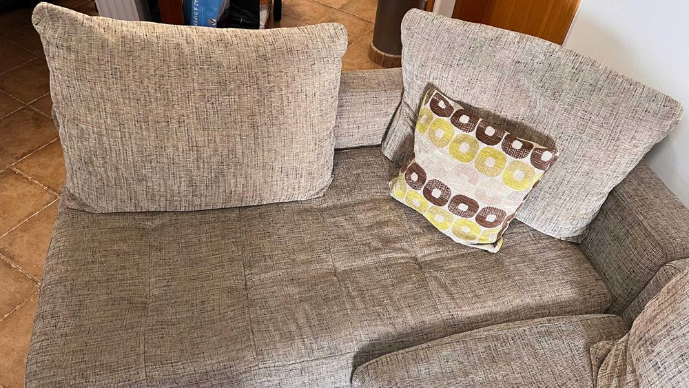 Dois sofás em bom estado de conservação