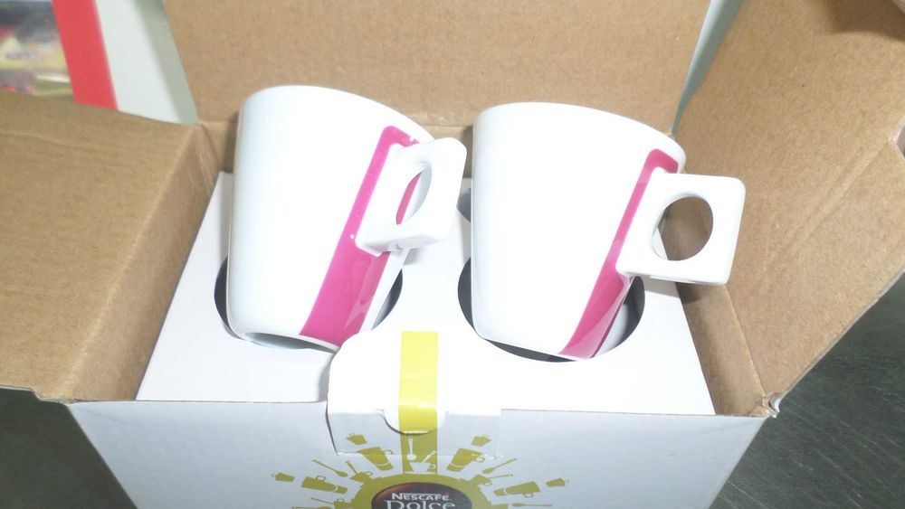 4 Chávenas de café + 4 pires  em porcelana / Dolce gusto