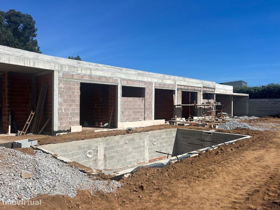 MORADIA TÉRREA EXCLUSIVA | T5 – Piscina e Jardim – Praia