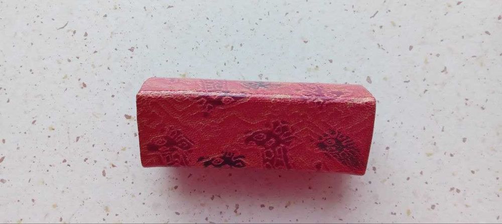 Etui skorzane na szminke z lusterkiem. Indie .