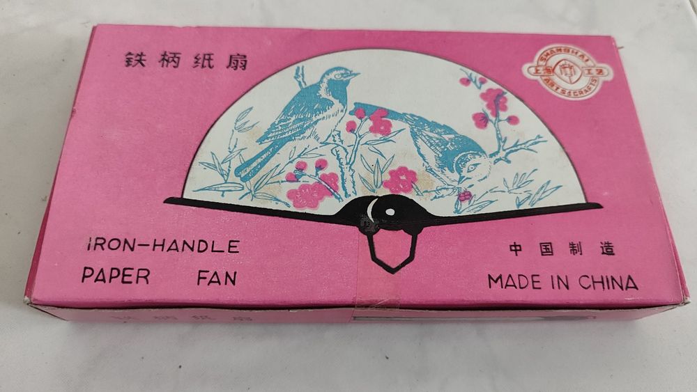 Leques em papel e metal com motivos chineses