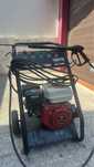 lavadora de alta pressão a gasolina, com motor tipo Honda e 3.800 PSI,
