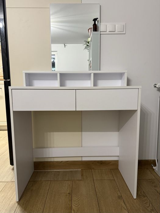 Biała toaletka z lustrem jak nowa