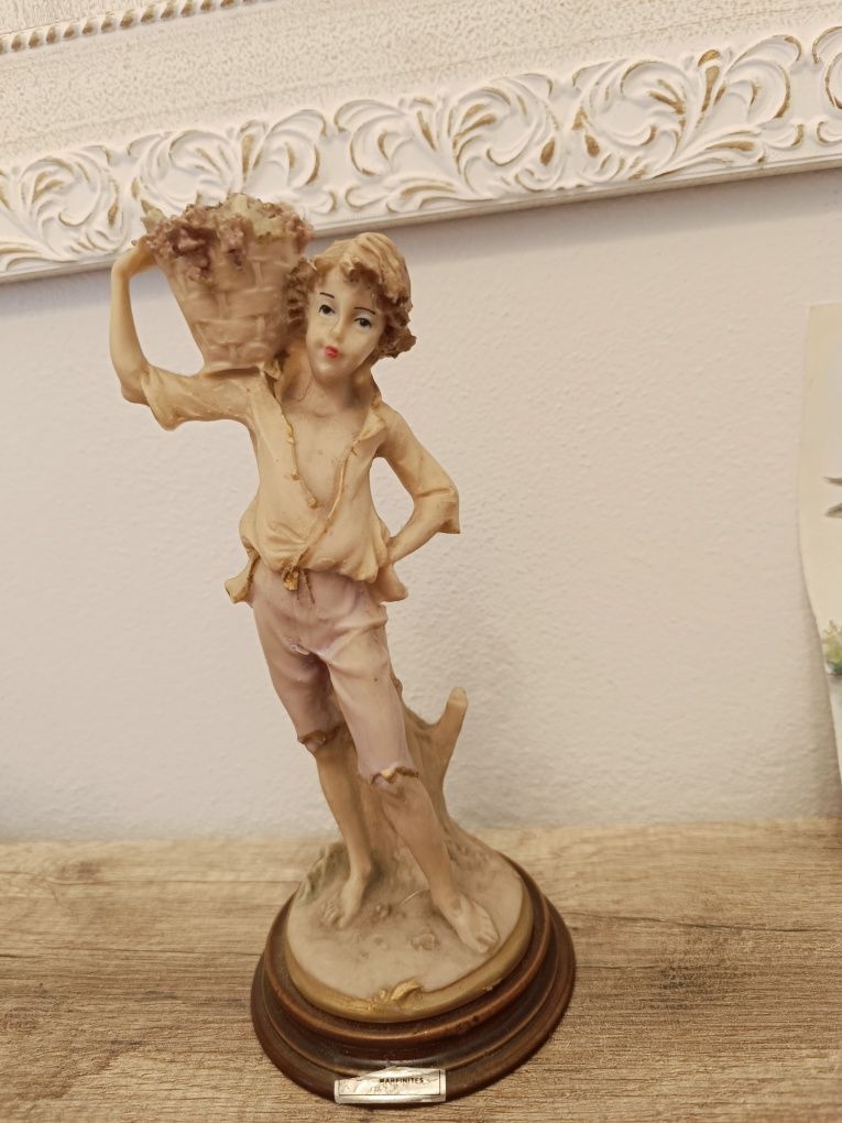 Dois potes com tampa em louça e duas estatuetas