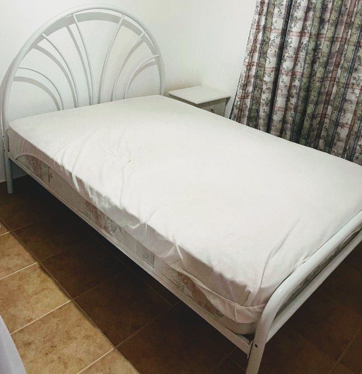 Vendo cama de casal em ferro branca em bom estado