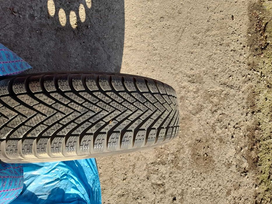Felga stalowa + Opony zimowe 195/65R15 Pirelli jak nowe (komplet)
