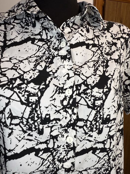 Biało czarna koszula oversize z krótkim rękawem