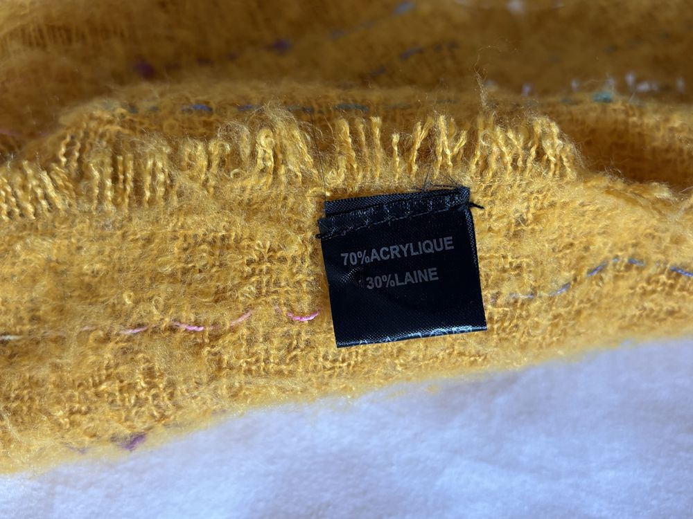 Cachecol amarelo com brilhos e franjas