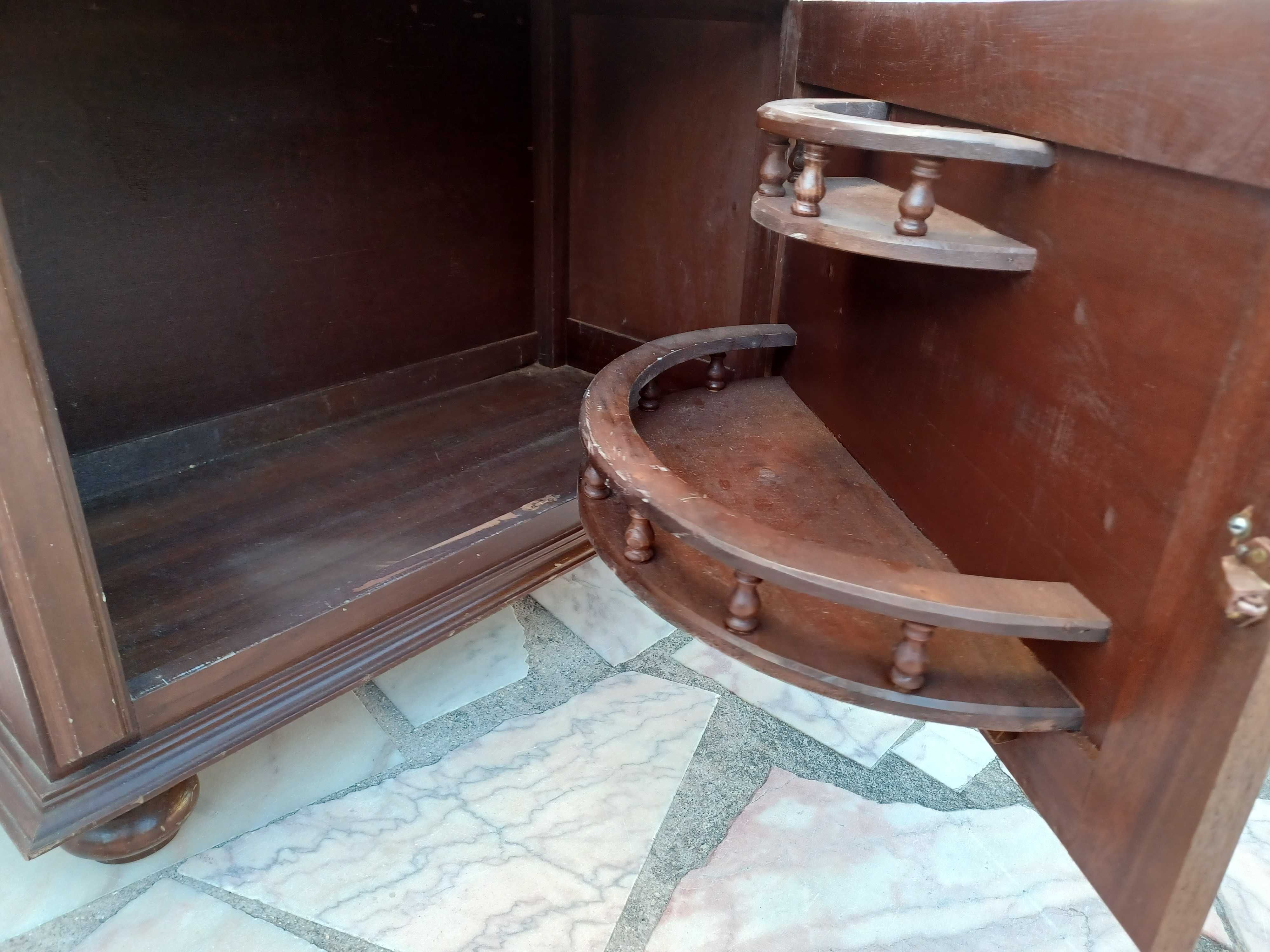 Várias Mesas em Mógno e mesas cabeceira