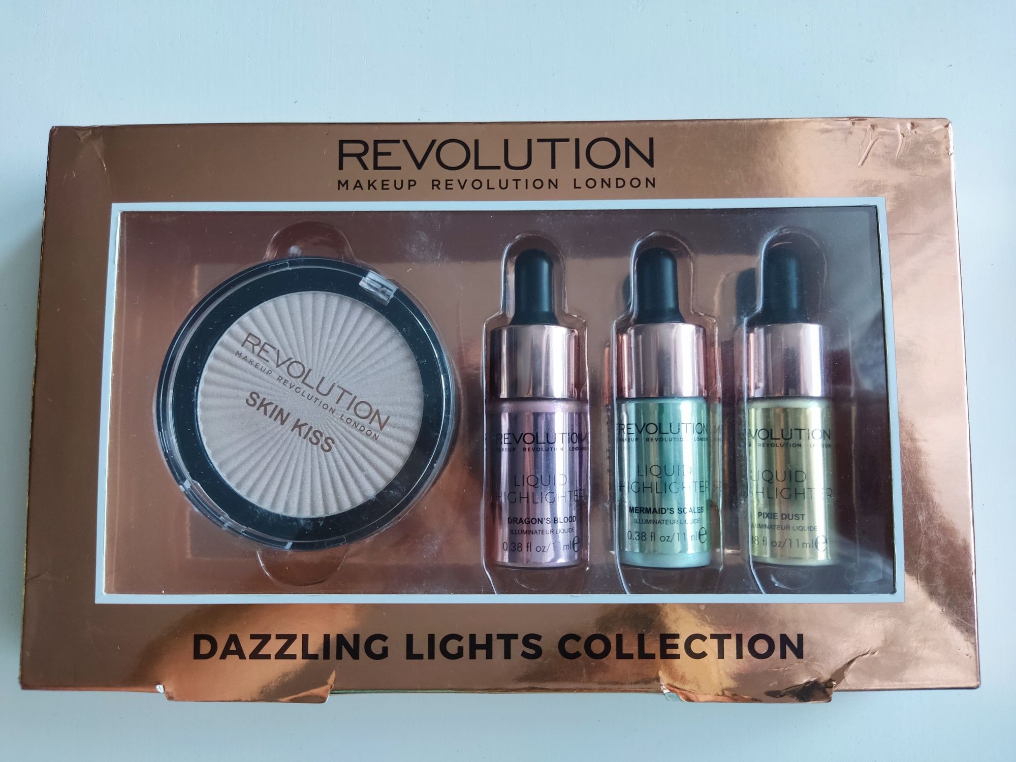 Wyprzedaż! REVOLUTION Dazzling Lights Collection Zestaw  Rozświetlaczy