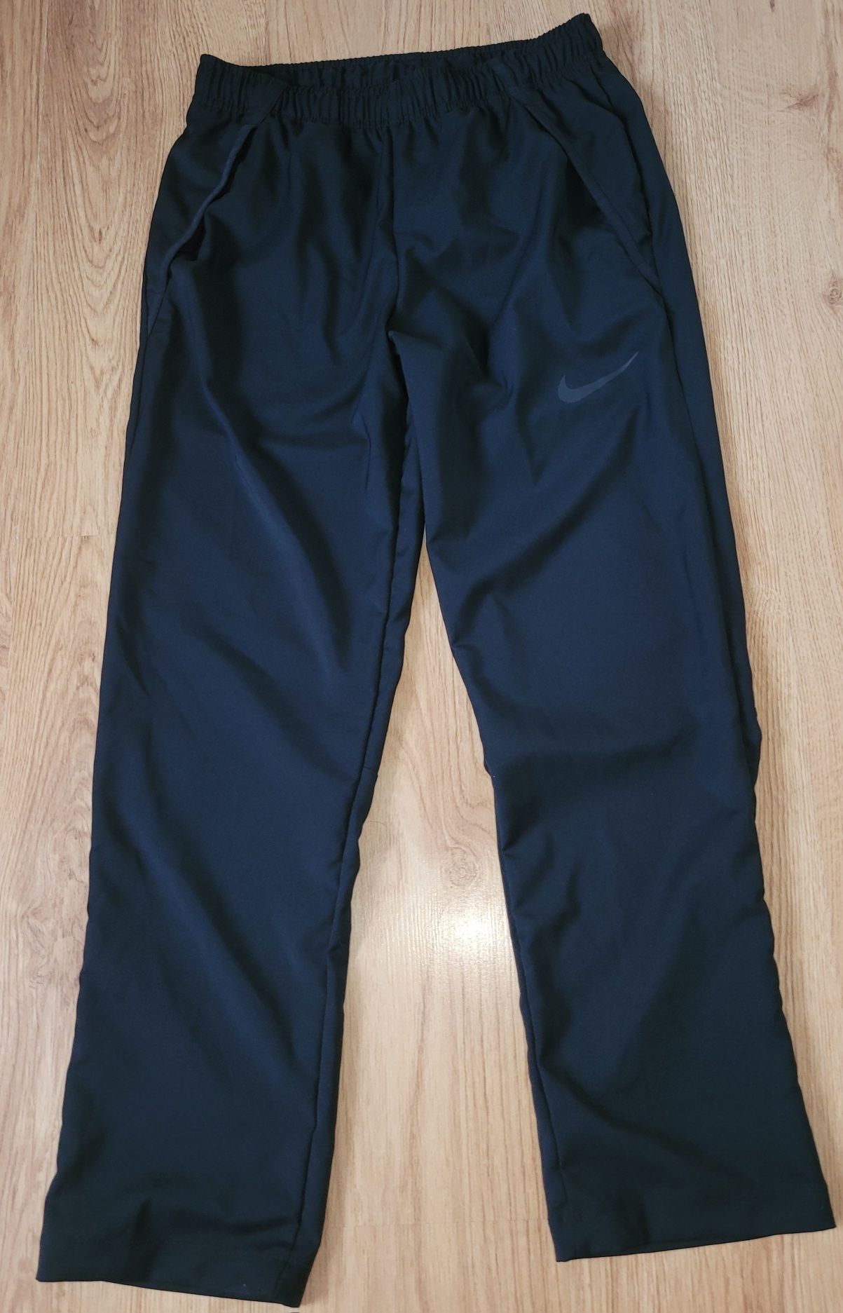 Spodnie dresowe Spodnie dresowe Nike DRI-FIT 165 na 13-14