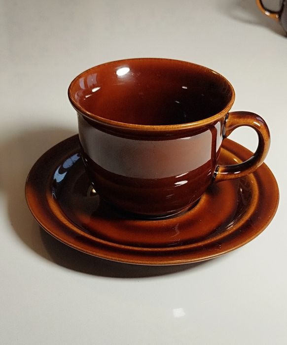 Filiżanki i spodki, brązowy porcelit, PRUSZKÓW
