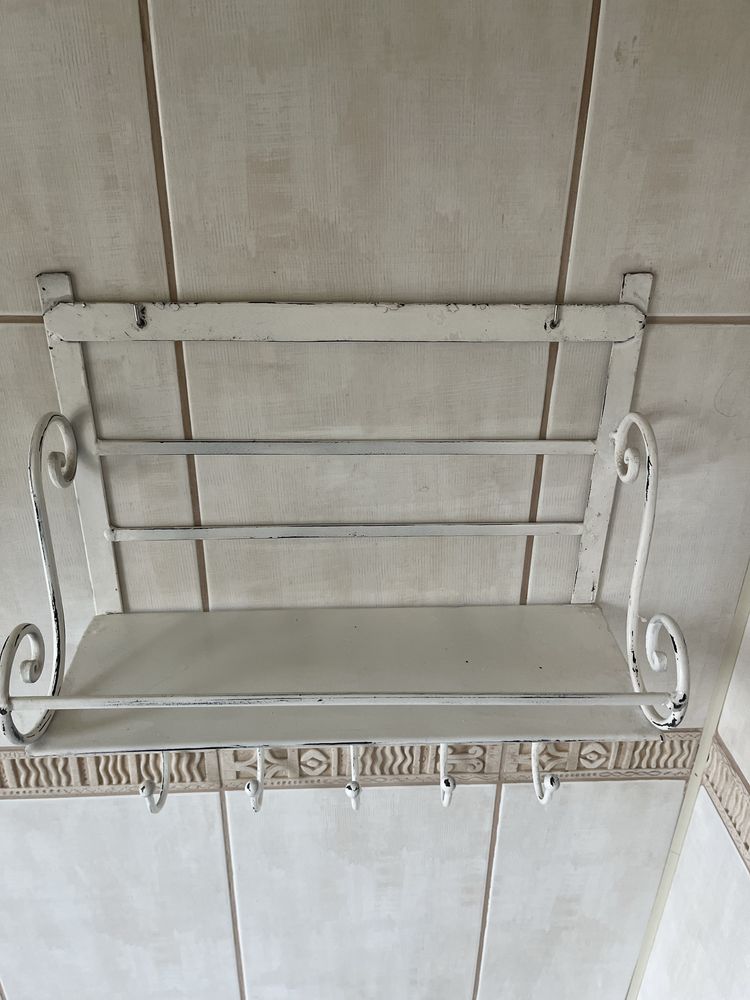 Metalowa półka w stylu vintage country biała