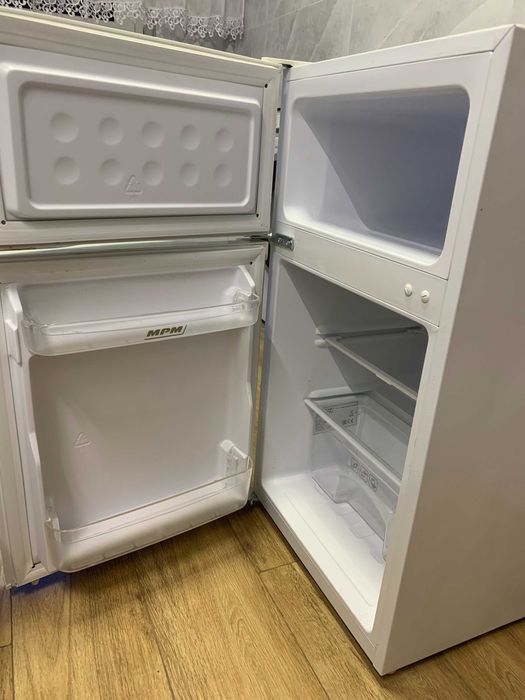 Lodówka z zamrażalnikiem górnym Biała