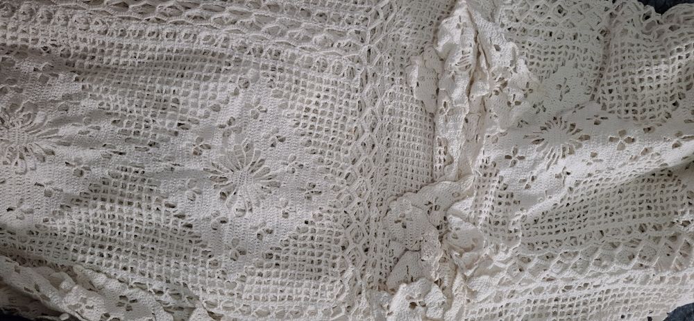 4 Colchas de Croché, com as almofadas + 1 Clocha s/ almofadas.