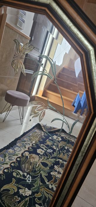 Espelho antigo com tons de dourado