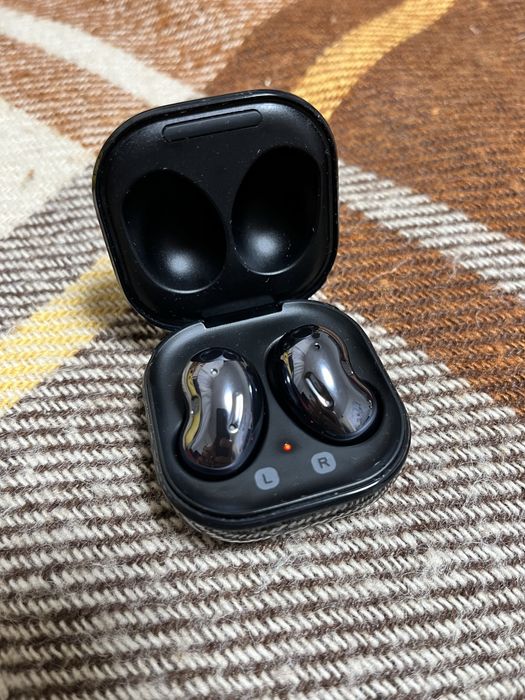 Навушники Samsung Galaxy Buds Live.