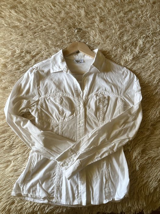 Біла сорочка з виточками на грудях під корсет