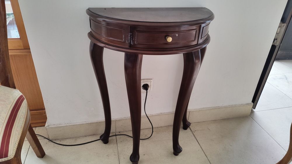 Mesa de madeira e outras peças