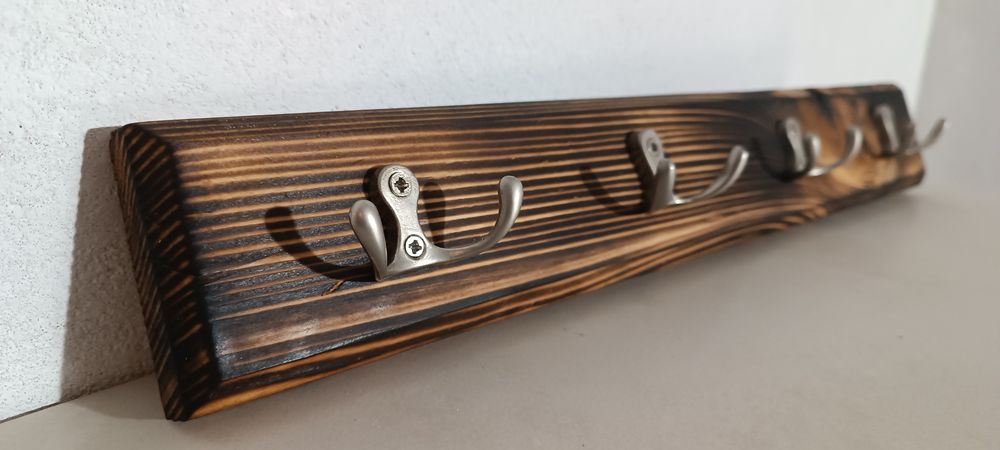 Wieszak na ubrania wiszący, ścienny, drewniany.