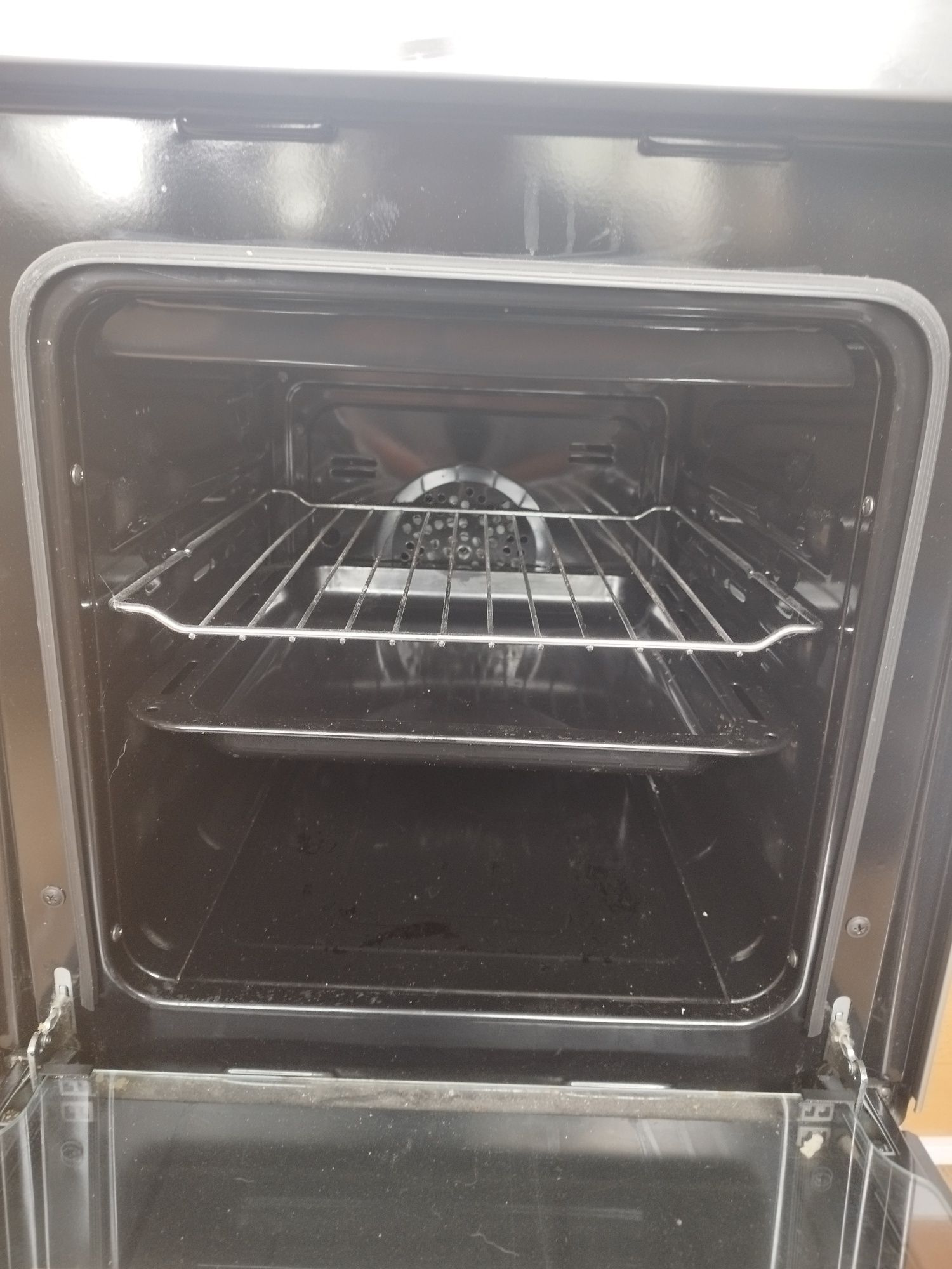 Kuchenka gazowa z piekarnikiem elektrycznym