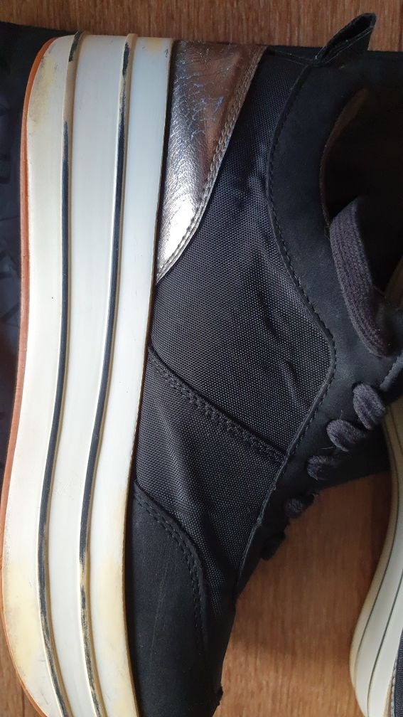 Кроссовки бренда Zara