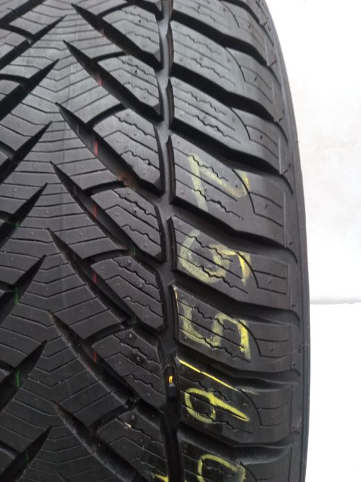 Opona zimowa 255/60R18 Goodyear Ultragrip +. 22r