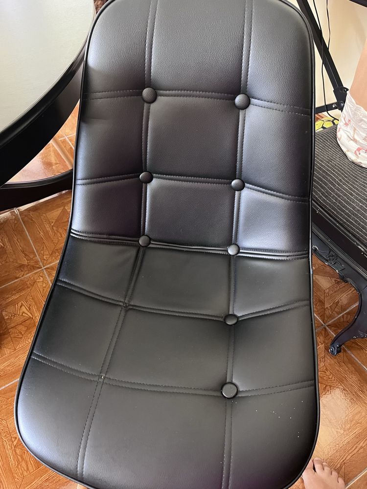 Mesa Preta com Cadeiras