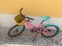 Bicicleta menina rosa e verde com cestinha.